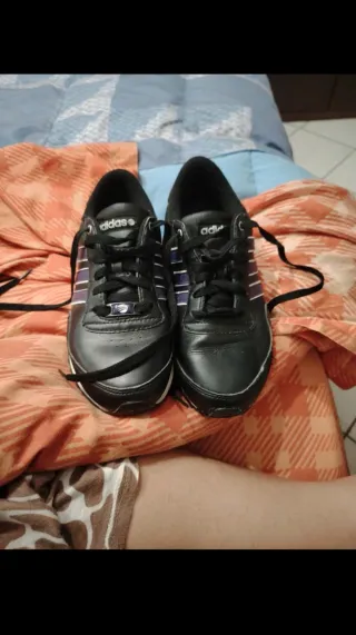 Scarpe Adidas nere con strisce viola