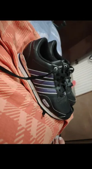 Scarpe Adidas nere con strisce viola