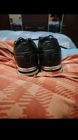 Scarpe Adidas nere con strisce viola