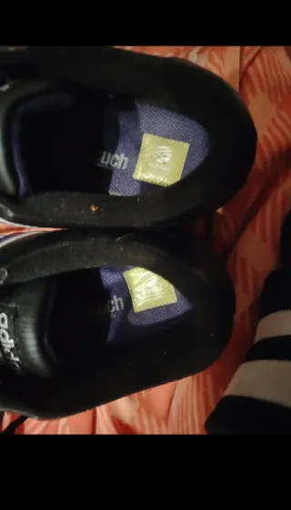 Scarpe Adidas nere con strisce viola