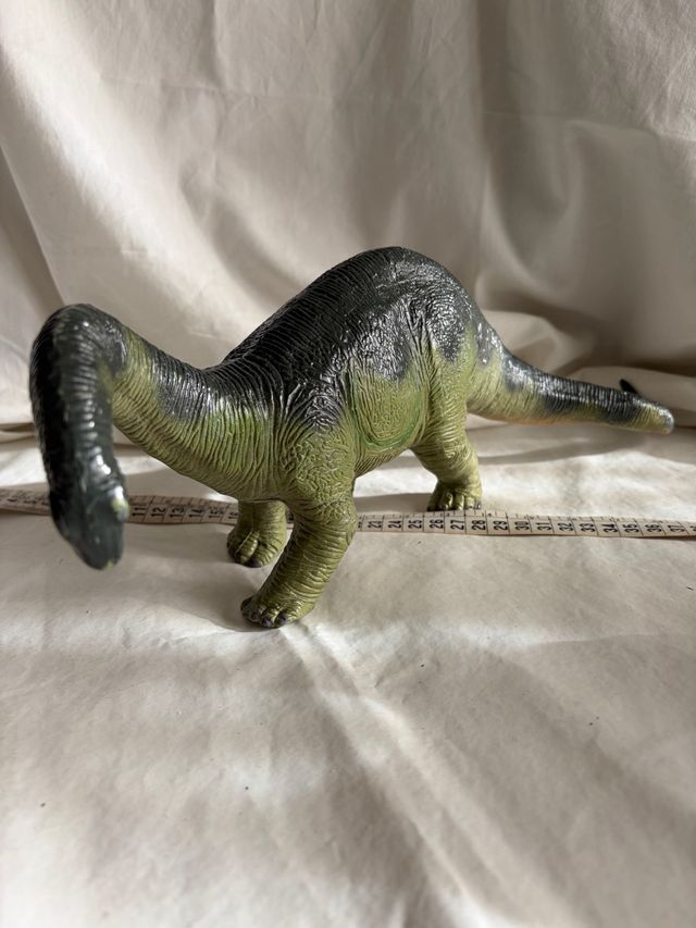 Dinosaurio de plástico verde