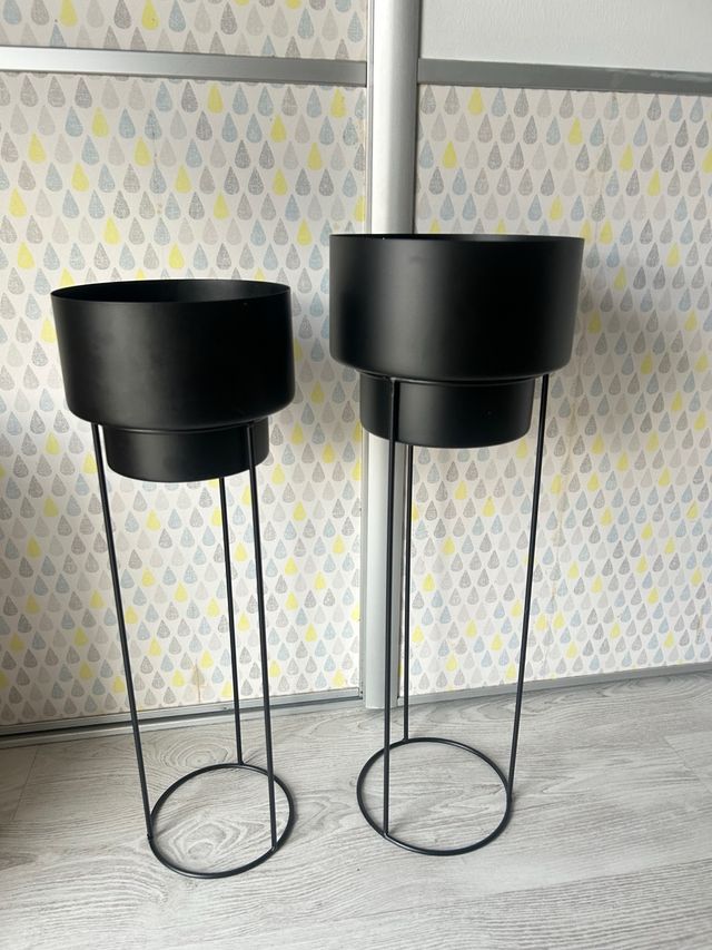 2 Maceteros Negros Metálicos