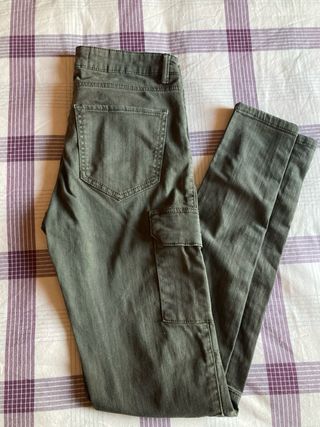 Pantalón pitillo Mango verde militar