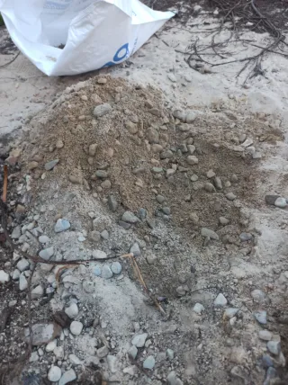 Tierra y piedras para césped artificial