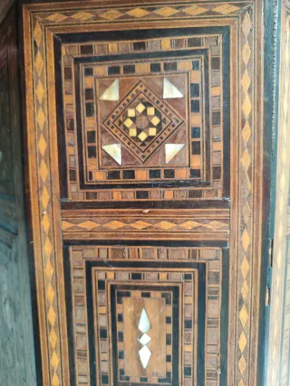 Tavolino intarsiato in legno