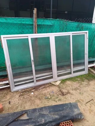 Ventana aluminio gris 4 hojas correderas