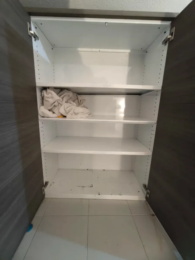 Mueble de oficina marrón y detalles en plata