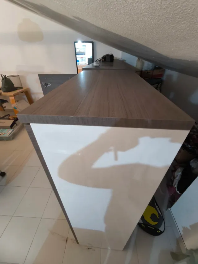 Mueble de oficina marrón y detalles en plata