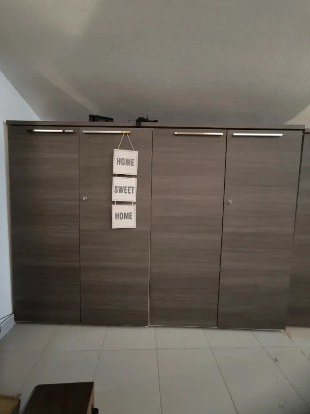 Mueble de oficina marrón y detalles en plata