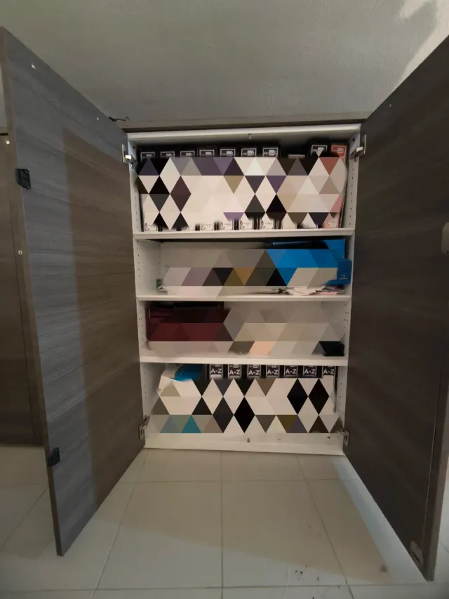 Mueble de oficina marrón y detalles en plata