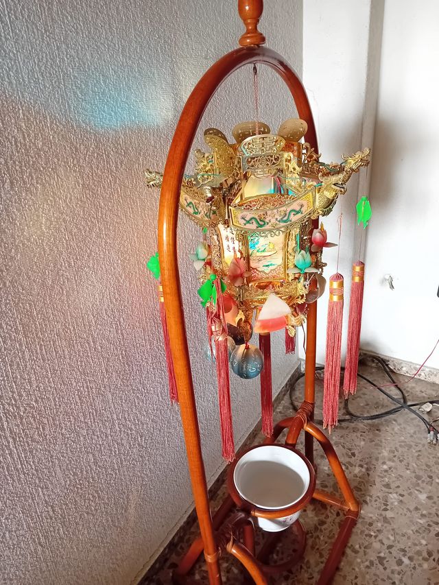 LÁMPARA PIE DECORATIVA COMO NUEVA 45 EUROS, CARTAG