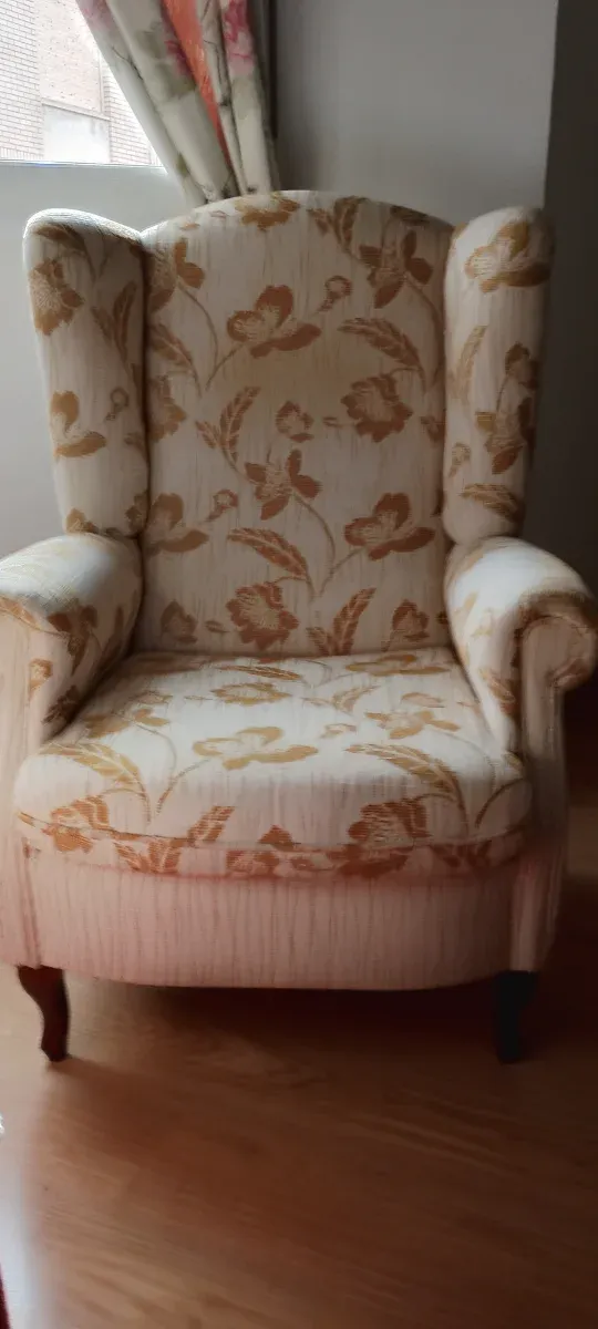 Sillón de tela con estampado floral