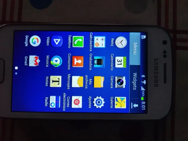 Móvil Samsung Plata/Blanco y con cargador