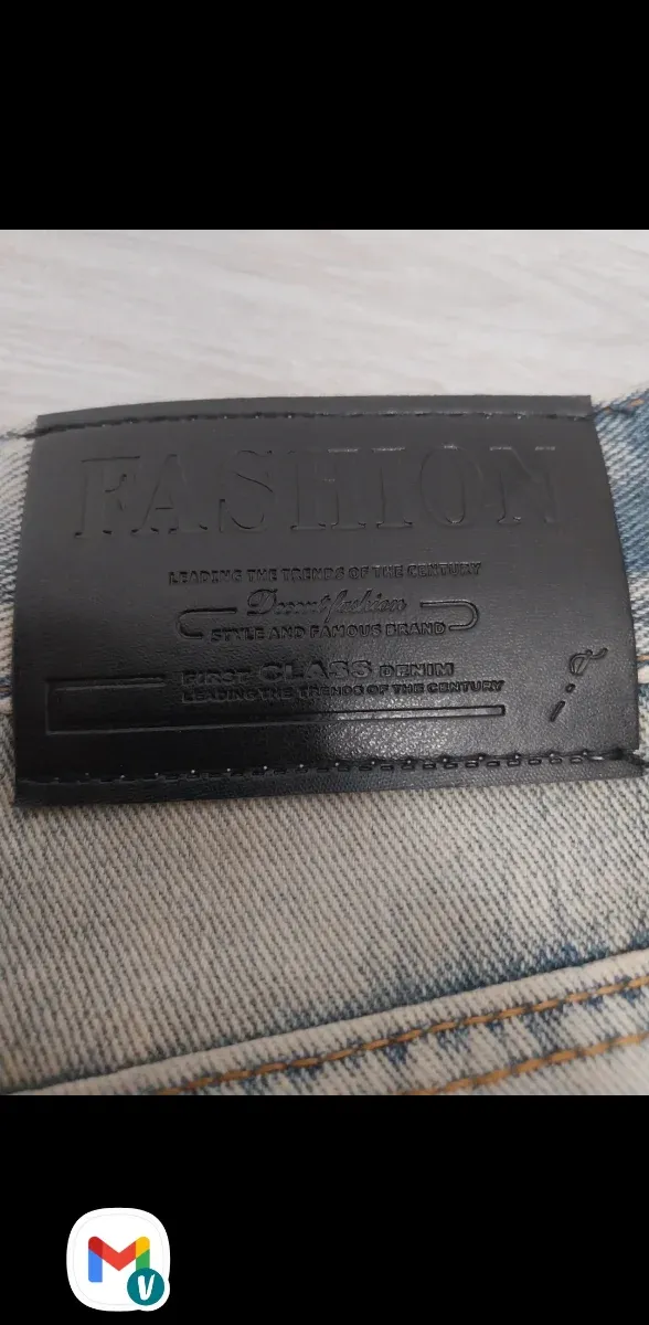 Jeans denim strappati uomo