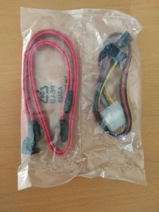 2 Cables SATA y Adaptador de Corriente