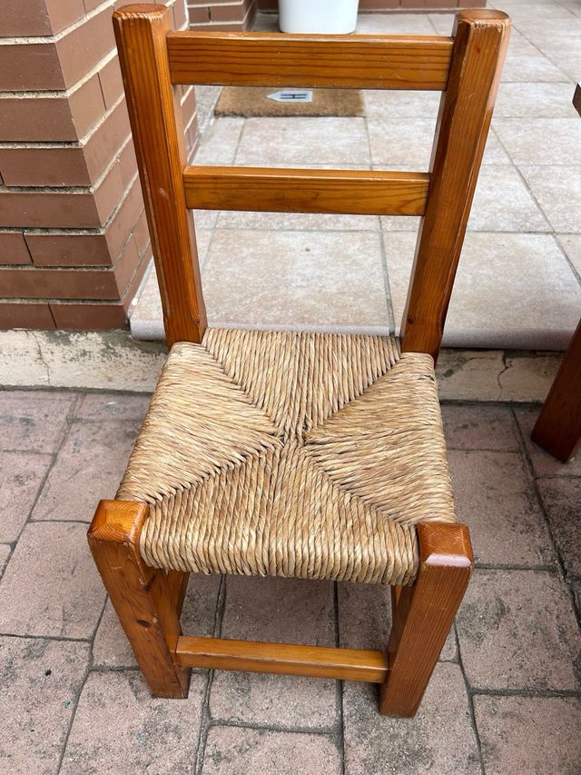 Mesa y sillas infantiles de madera