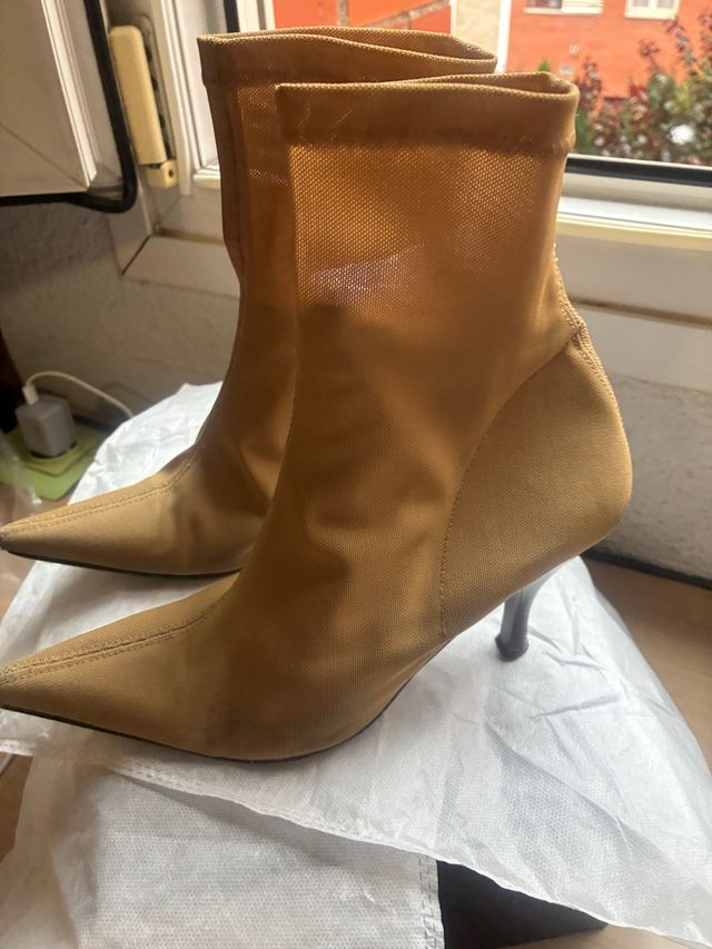 Botín lycra tacón fino punta fina camel