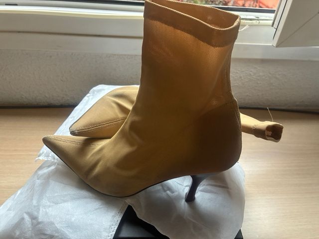 Botín lycra tacón fino punta fina camel