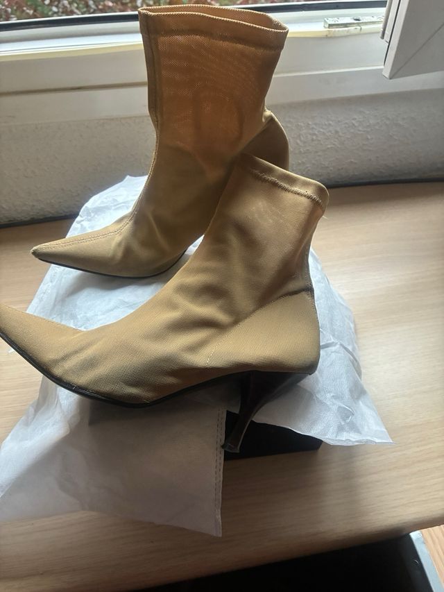 Botín lycra tacón fino punta fina camel