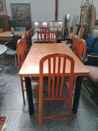 MESA EXTENSIBLE CON 6 SILLAS