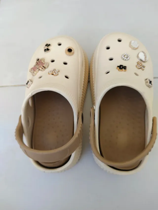 Suecos niña beige con adornos dorados