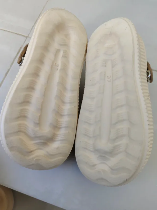 Suecos niña beige con adornos dorados