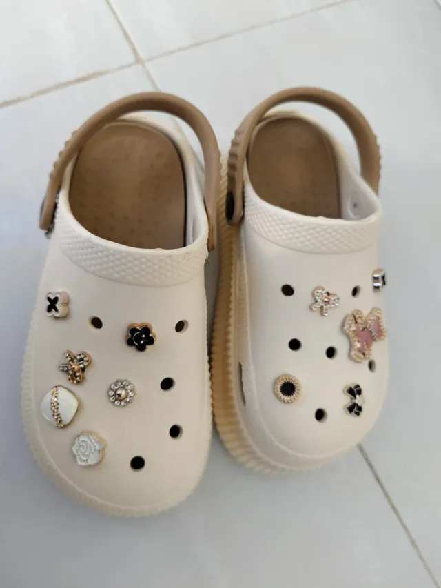 Suecos niña beige con adornos dorados