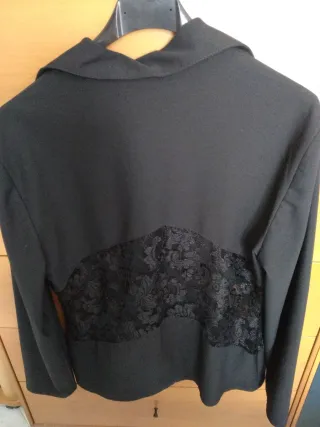Camicia nera con inserti davanti e dietro in pizzo