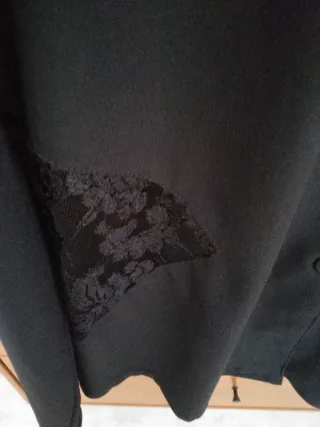 Camicia nera con inserti davanti e dietro in pizzo