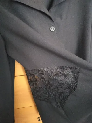 Camicia nera con inserti davanti e dietro in pizzo