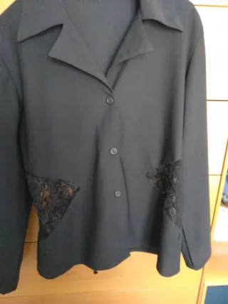 Camicia nera con inserti davanti e dietro in pizzo