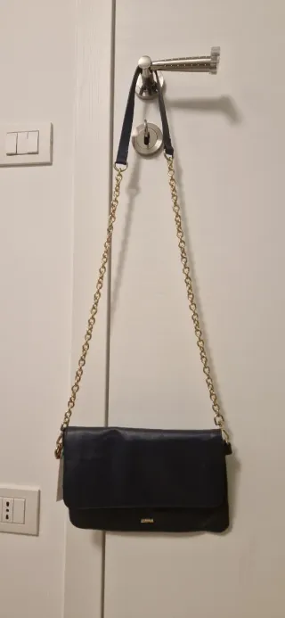 Borsa Carpisa blu con tracolla dorata