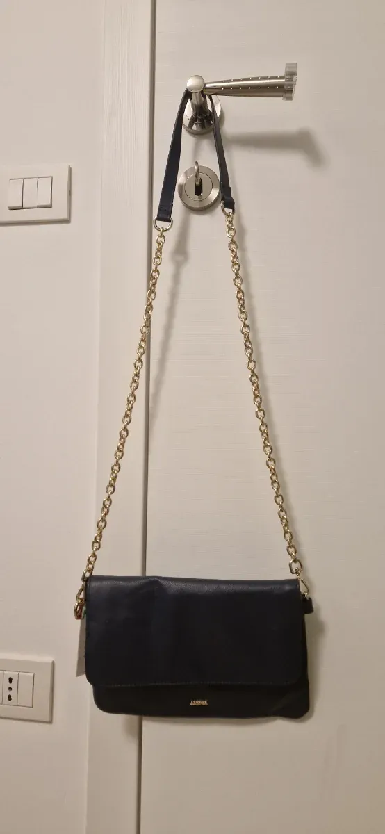 Borsa Carpisa blu con tracolla dorata