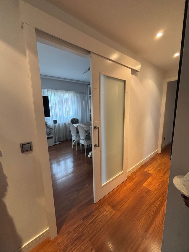 Puerta corredera blanca con cristal