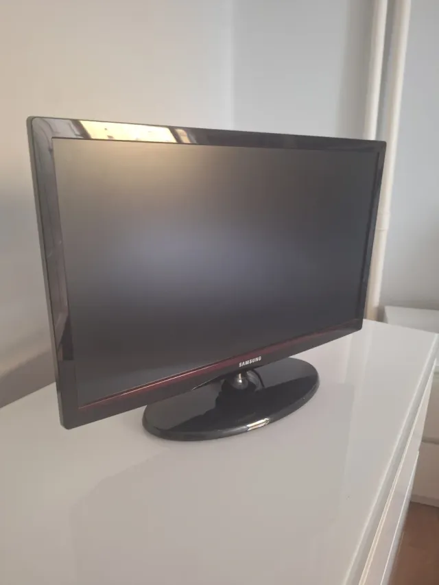 Televisor Samsung Negro. Pantalla de 50x30cm