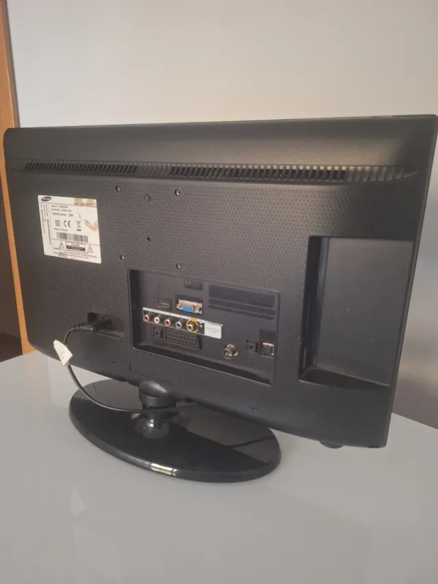 Televisor Samsung Negro. Pantalla de 50x30cm
