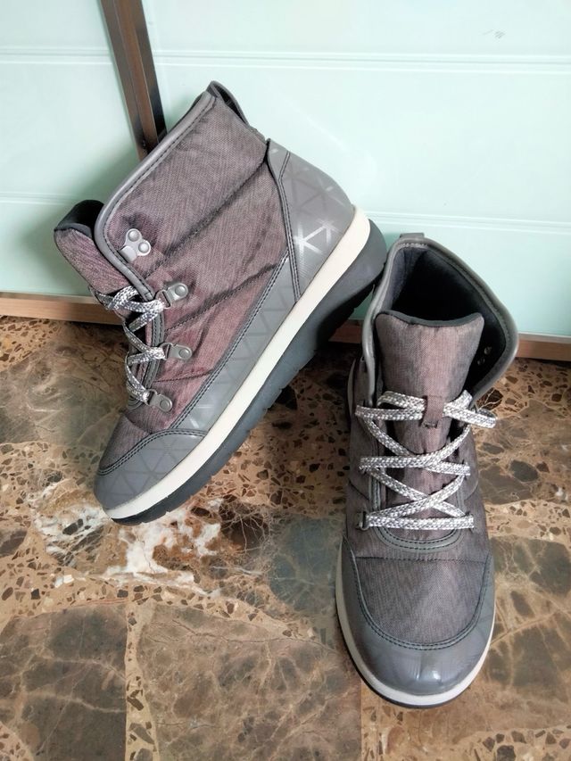 Botín marrón y gris