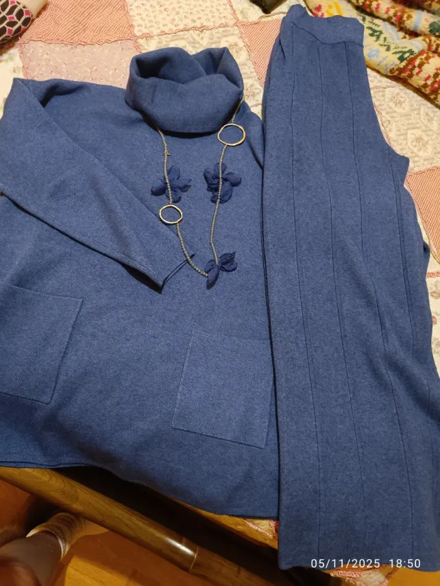 Precioso conjunto pantalón y jersey de punto azul