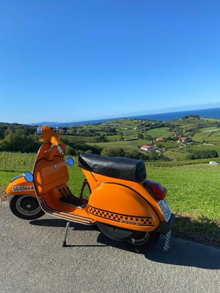 Moto Naranja Vespa