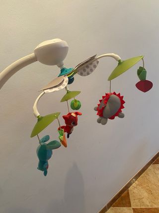 Móvil musical para cuna con muñecos