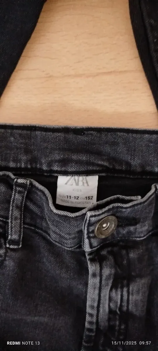 Pantalones vaqueros negros Bershka y Zara