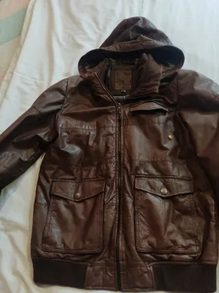 Cazadora bomber cuero hombre con capucha