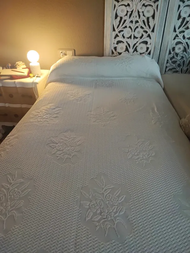 2 colchas color marfil  (cama 90)