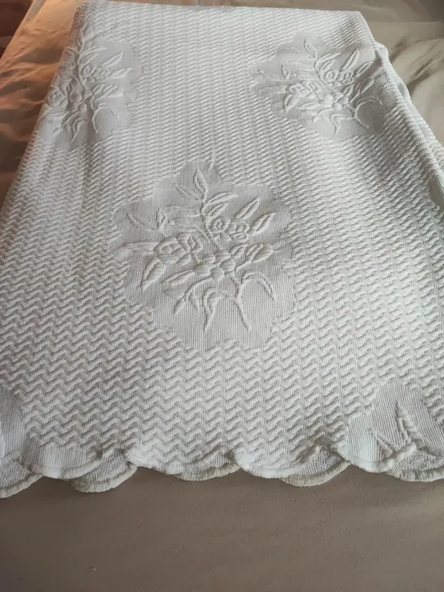 2 colchas color marfil  (cama 90)