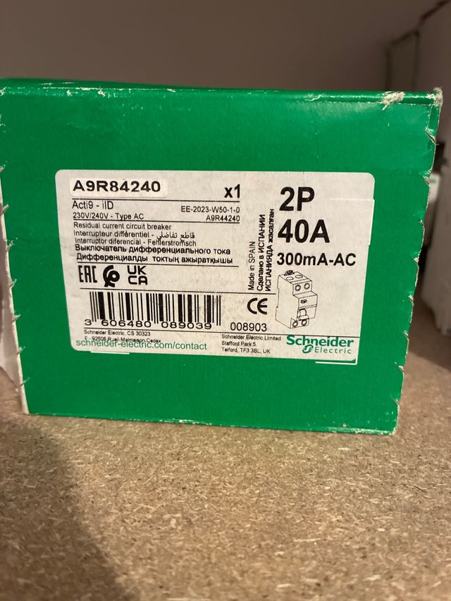 4 Diferenciales Schneider A9R84240 40A 300mA