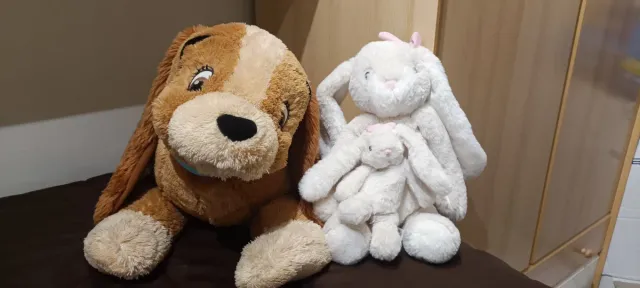Peluche perro y dos conejos blancos