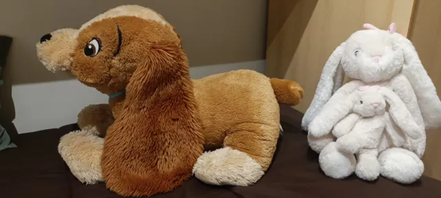 Peluche perro y dos conejos blancos