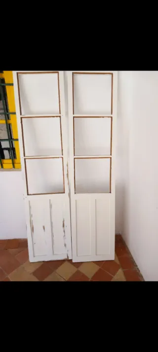 Puerta antigua blanca