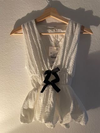 Top Zara blanco con lazo negro Talla M