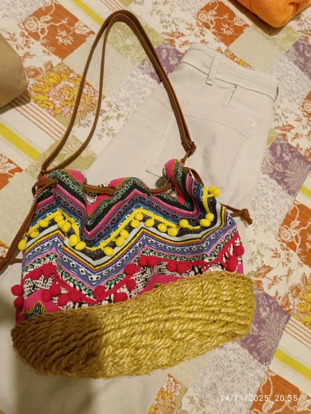 Bolso rafia flecos y pompones